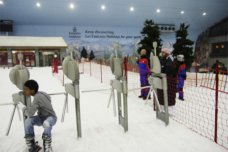 © Flo Rainer Kleiner Junge wartet am Skilift auf seine Freunde